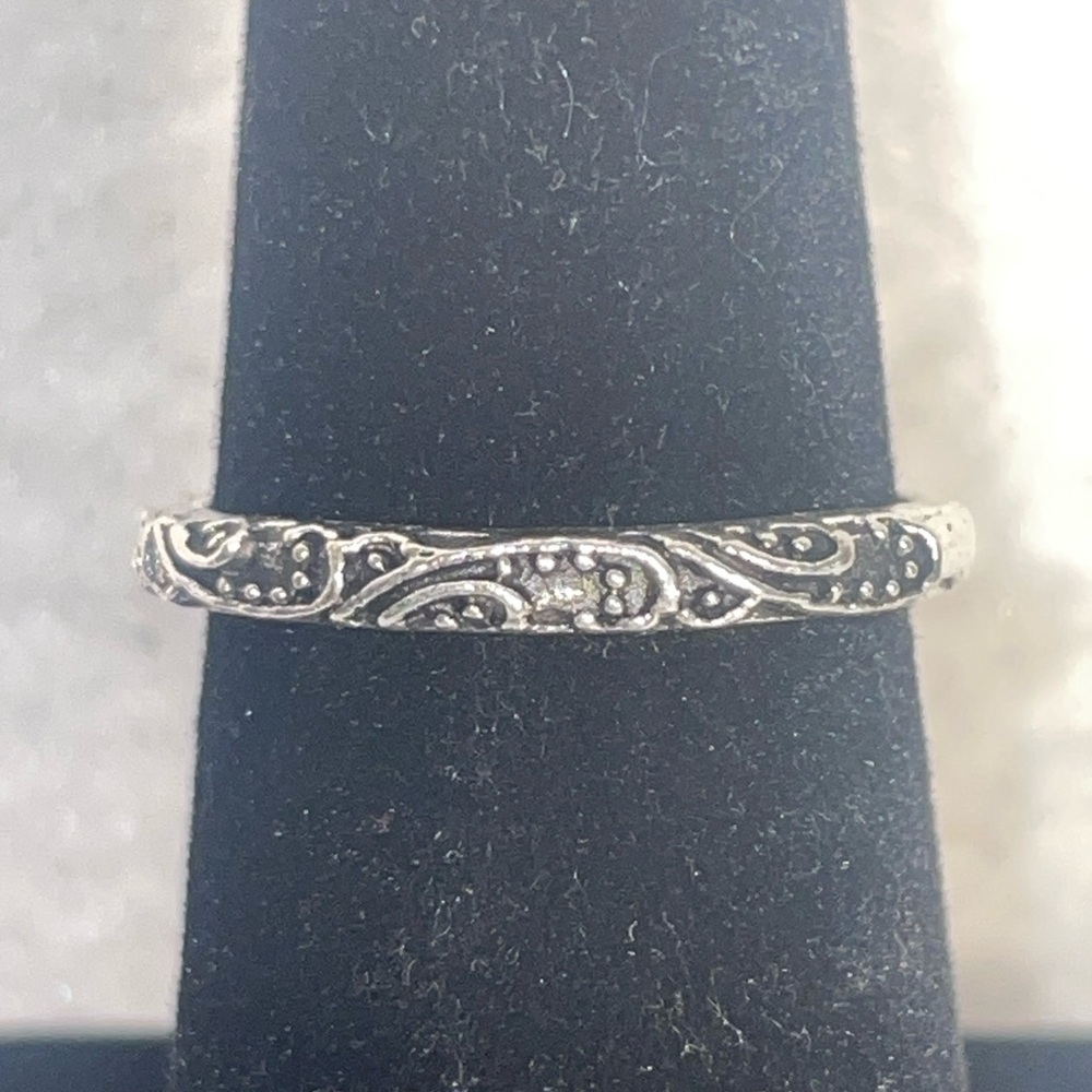 Delicate Silver Tone Paisley-Engraved Ring